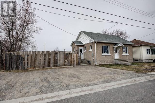 8 Crescent Avenue, House detached with 2 bedrooms, 1 bathrooms and null parking in Greater Sudbury ON | Image 1