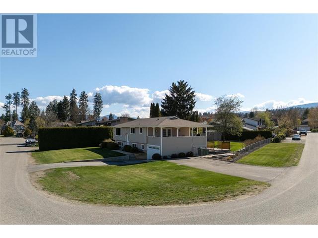 4447 Pinegrove Road, House detached with 5 bedrooms, 2 bathrooms and 4 parking in Kelowna BC | Image 3