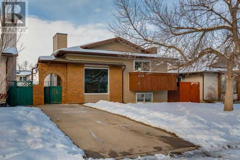 475 Berkley Crescent Nw, House detached with 3 bedrooms, 3 bathrooms and 2 parking in Calgary AB | Card Image