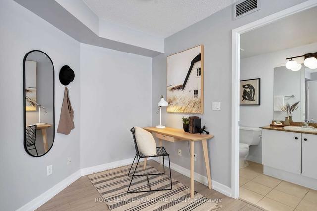 1611 - 12 Yonge St, Condo with 1 bedrooms, 1 bathrooms and 0 parking in Toronto ON | Image 2