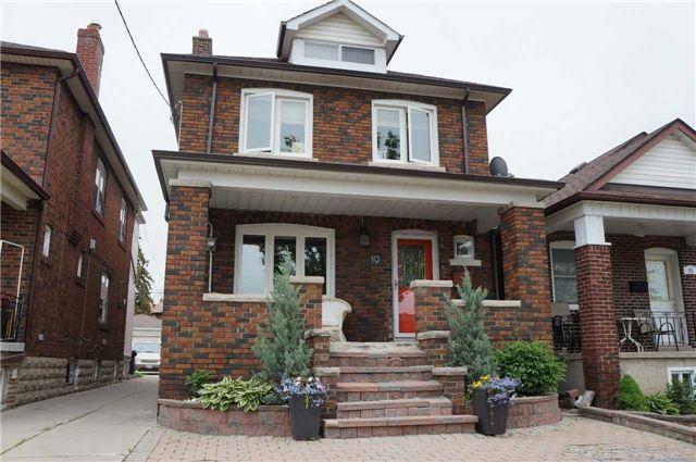 Upper - 19 Bansley Ave, House other with 1 bedrooms, 1 bathrooms and 1 parking in Toronto ON | Image 1