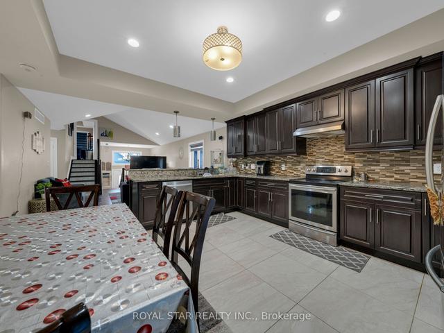 1818 Dominion Blvd, House detached with 3 bedrooms, 3 bathrooms and 4 parking in Windsor ON | Image 3