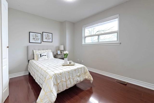 3536 Ellengale Dr, House semidetached with 4 bedrooms, 2 bathrooms and 3 parking in Mississauga ON | Image 3