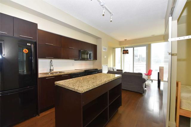 1003 - 126 Simcoe St, Condo with 2 bedrooms, 2 bathrooms and 1 parking in Toronto ON | Image 12