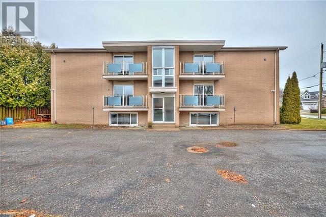3 - 15 John Street, Condo with 2 bedrooms, 1 bathrooms and 1 parking in St. Catharines ON | Image 3