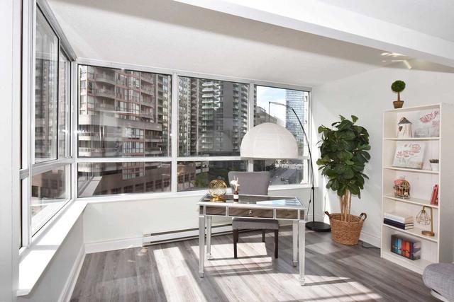 807 - 717 Bay St, Condo with 2 bedrooms, 2 bathrooms and 1 parking in Toronto ON | Image 2