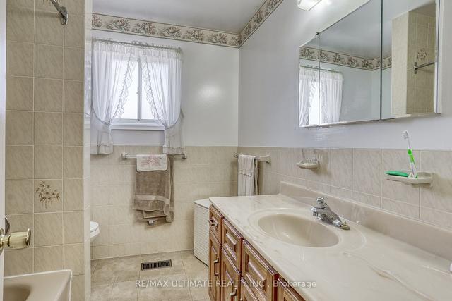 19 Manorglen Cres, House detached with 3 bedrooms, 2 bathrooms and 3 parking in Toronto ON | Image 11