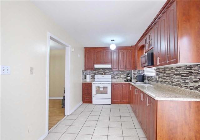 82 Guildford Cres, Townhouse with 3 bedrooms, 2 bathrooms and 1 parking in Brampton ON | Image 6