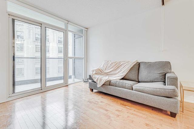 1002 - 21 Carlton St, Condo with 2 bedrooms, 2 bathrooms and 0 parking in Toronto ON | Image 2