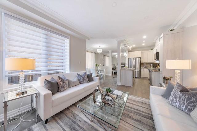 23 White Beach Cres, House detached with 4 bedrooms, 4 bathrooms and 3 parking in Vaughan ON | Image 2
