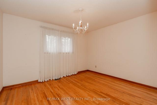 8 Marker Crt, House detached with 3 bedrooms, 2 bathrooms and 8 parking in Toronto ON | Image 7