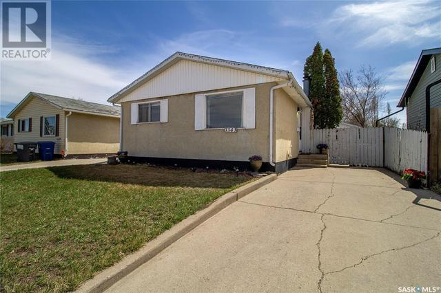 3343 33rd St W, House detached with 3 bedrooms, 2 bathrooms and null parking in Saskatoon SK | Card Image
