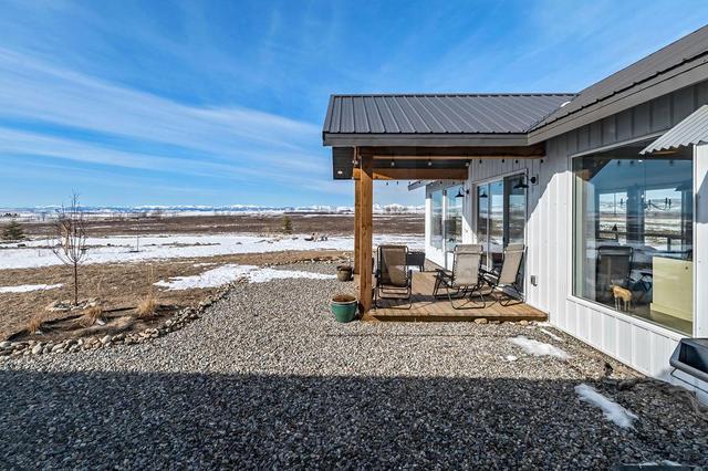 546190 64 Street W, House detached with 3 bedrooms, 2 bathrooms and 20 parking in Foothills County AB | Image 1