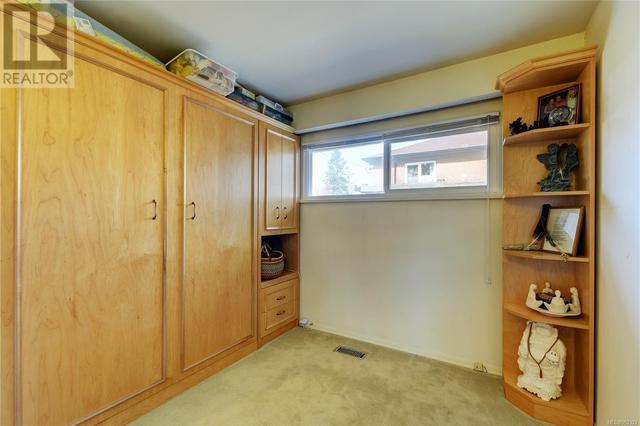 690 Baxter Ave, House detached with 4 bedrooms, 2 bathrooms and 3 parking in Saanich BC | Image 17