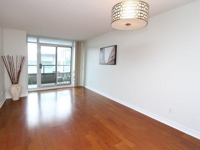 315 - 335 Rathburn Rd W, Condo with 2 bedrooms, 2 bathrooms and 1 parking in Mississauga ON | Image 2