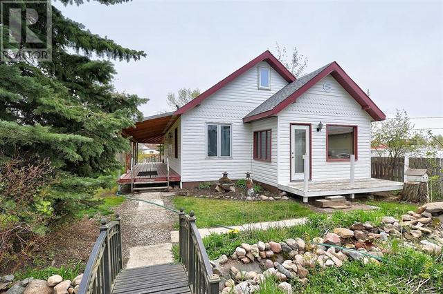 104 7th Street, House detached with 2 bedrooms, 1 bathrooms and 4 parking in Beaverlodge AB | Card Image