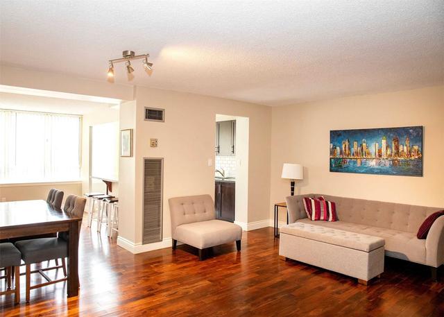 1813 - 633 Bay St S, Condo with 1 bedrooms, 2 bathrooms and 1 parking in Toronto ON | Image 1