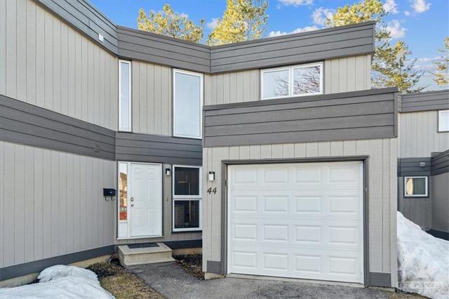 44 Compata Way, Townhouse with 5 bedrooms, 3 bathrooms and 2 parking in Ottawa ON | Image 1