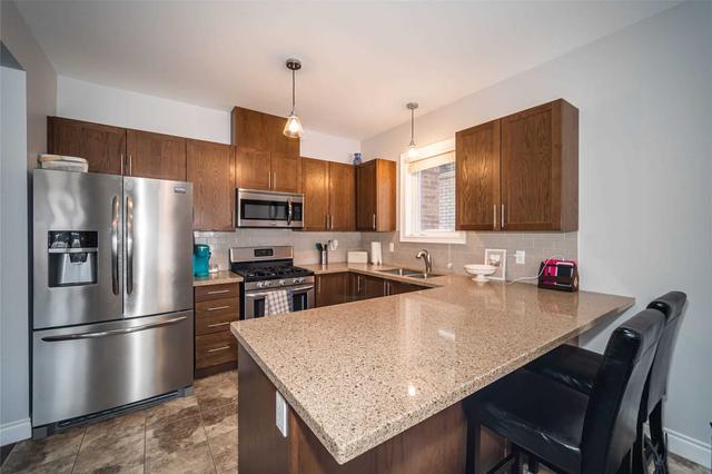 14 Lowry Crt, House detached with 3 bedrooms, 3 bathrooms and 4 parking in Barrie ON | Image 2