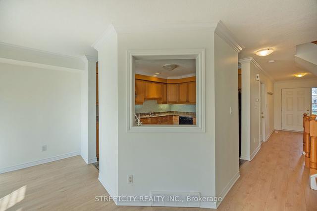 481 Skyline Ave, Townhouse with 3 bedrooms, 4 bathrooms and 2 parking in London ON | Image 2