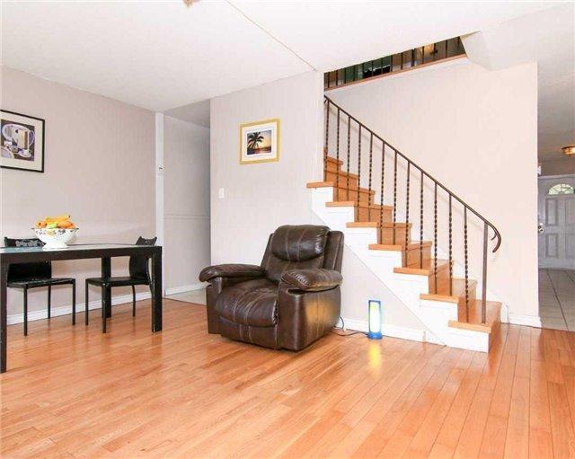 76 Dawson Cres, Townhouse with 3 bedrooms, 3 bathrooms and 2 parking in Brampton ON | Image 4