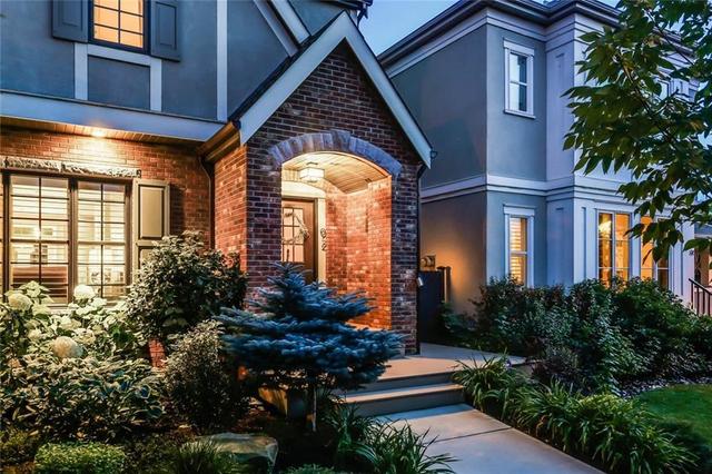 92 Beny Sur Mer Road Sw, House detached with 3 bedrooms, 3 bathrooms and 3 parking in Calgary AB | Image 2