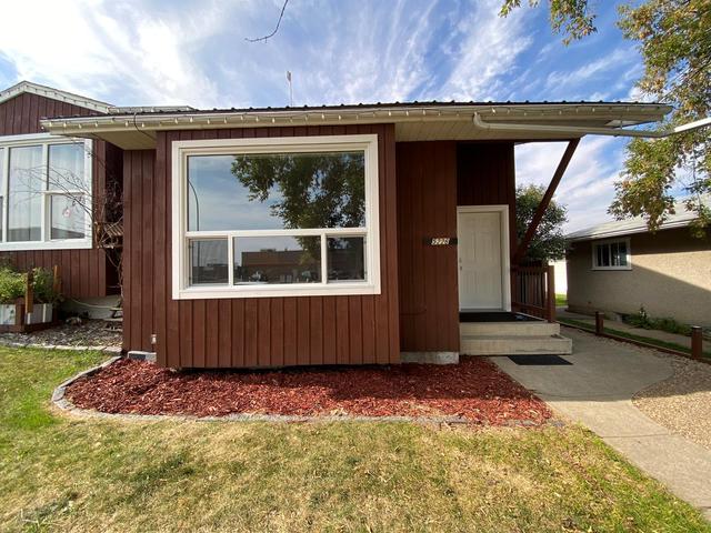 5226 48 Street, Home with 5 bedrooms, 2 bathrooms and 1 parking in Rocky Mountain House AB | Image 2