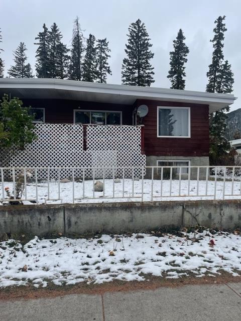 b - 415 Squirrel Street, Home with 3 bedrooms, 2 bathrooms and 3 parking in East Kootenay G AB | Image 5