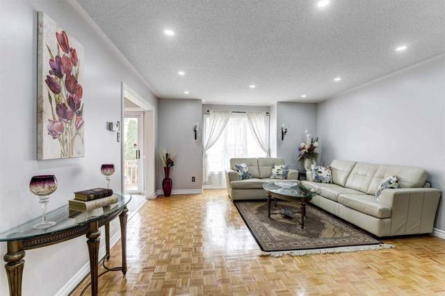 142 Clover Bloom Rd, House attached with 3 bedrooms, 2 bathrooms and 2 parking in Brampton ON | Image 4