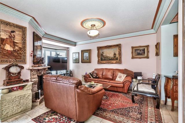 121 Edgewater Dr, House attached with 3 bedrooms, 4 bathrooms and 4 parking in Hamilton ON | Image 3