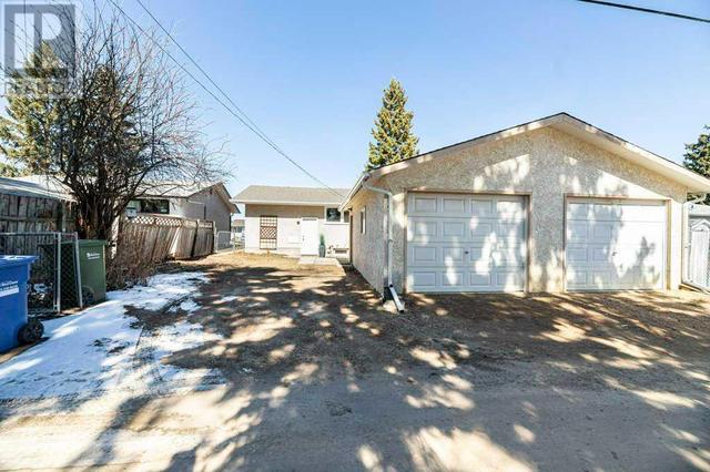 5721 35 Street, House detached with 4 bedrooms, 1 bathrooms and 2 parking in Red Deer AB | Image 2