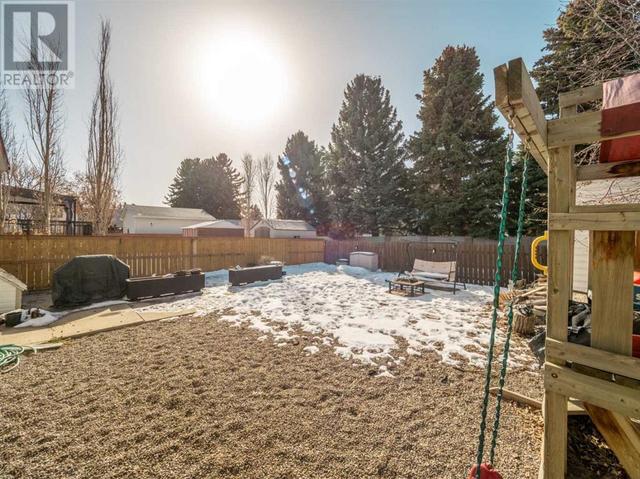 332 Leaside Avenue S, House detached with 5 bedrooms, 3 bathrooms and 3 parking in Lethbridge AB | Image 39