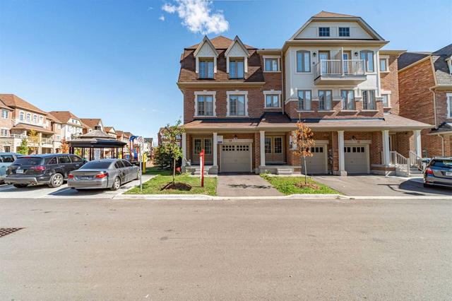 19 Hobart Gdns, House attached with 3 bedrooms, 3 bathrooms and 2 parking in Brampton ON | Image 1