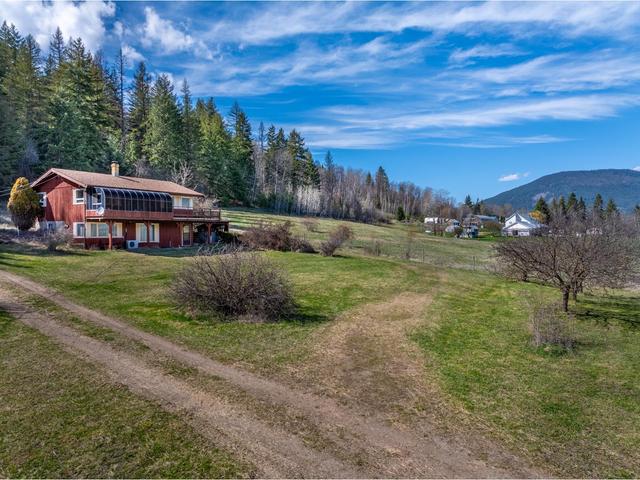 3481 Crestview Road, House detached with 2 bedrooms, 2 bathrooms and null parking in Central Kootenay B BC | Image 8