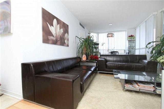 1001 - 75 King St E, Condo with 2 bedrooms, 2 bathrooms and 1 parking in Mississauga ON | Image 2