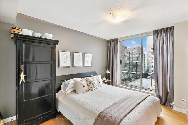1607 - 11 St Joseph St, Condo with 2 bedrooms, 2 bathrooms and 1 parking in Toronto ON | Image 4