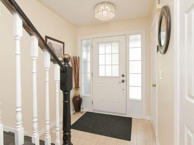 24 Lancewood Cres, Townhouse with 3 bedrooms, 4 bathrooms and 1 parking in Brampton ON | Image 2