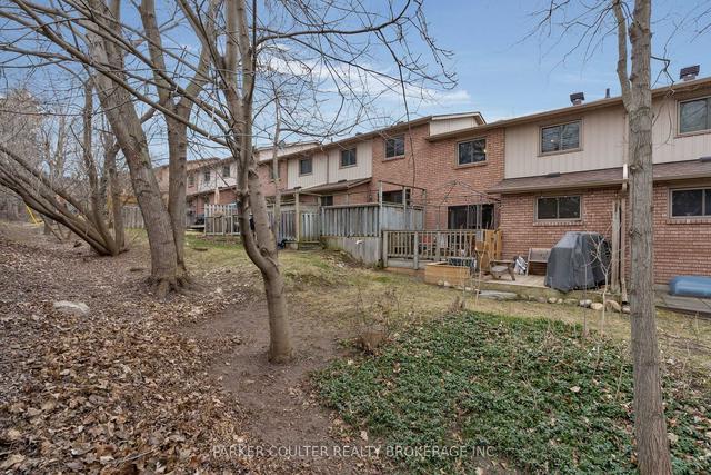 11 Quail Cres, Townhouse with 3 bedrooms, 2 bathrooms and 1 parking in Barrie ON | Image 21