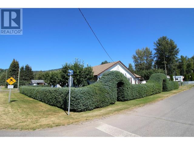 2508 N Copeland Avenue, House detached with 2 bedrooms, 1 bathrooms and null parking in Houston BC | Image 2