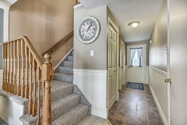 104 Loggers Run Rd, Townhouse with 3 bedrooms, 2 bathrooms and 1 parking in Barrie ON | Image 2