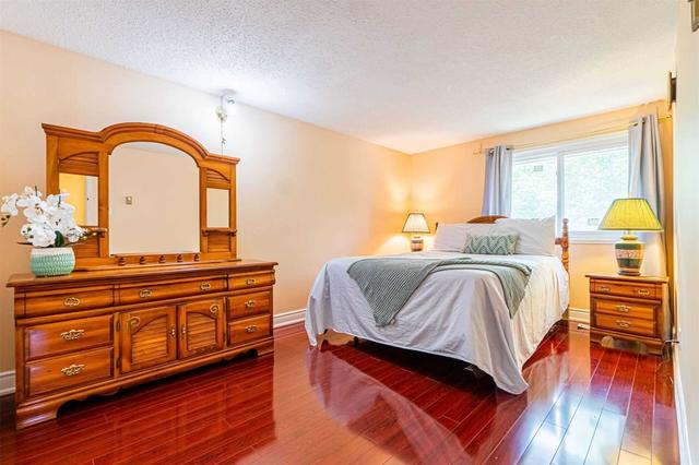 9 Glencairn Sq, House detached with 3 bedrooms, 2 bathrooms and 5 parking in Brampton ON | Image 6