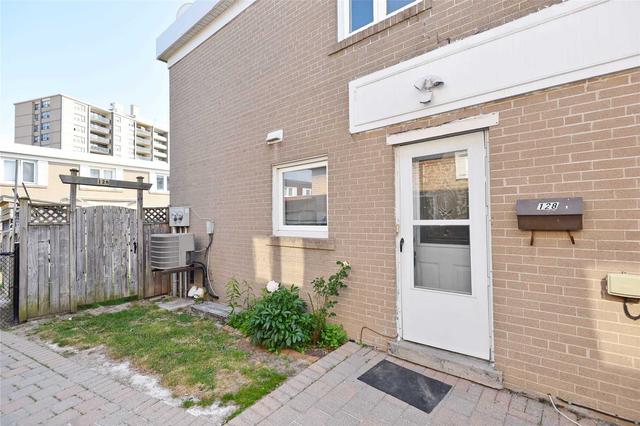 128 Townhouse Cres, Townhouse with 3 bedrooms, 2 bathrooms and 2 parking in Brampton ON | Image 23