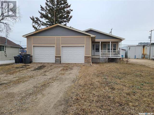 207 W 1st Street, Home with 3 bedrooms, 2 bathrooms and null parking in Carlyle SK | Image 3
