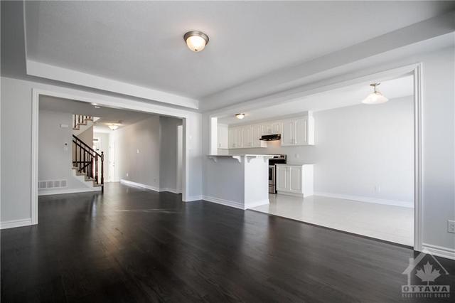 518 Roundleaf Way, Townhouse with 3 bedrooms, 3 bathrooms and 2 parking in Ottawa ON | Image 5