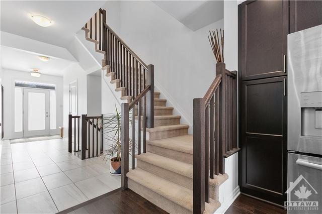136 Hawkeswood Drive, Townhouse with 3 bedrooms, 3 bathrooms and 1 parking in Ottawa ON | Image 7