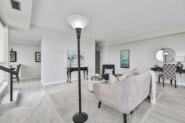 519 - 2511 Lakeshore Rd W, Condo with 2 bedrooms, 2 bathrooms and 2 parking in Oakville ON | Image 2