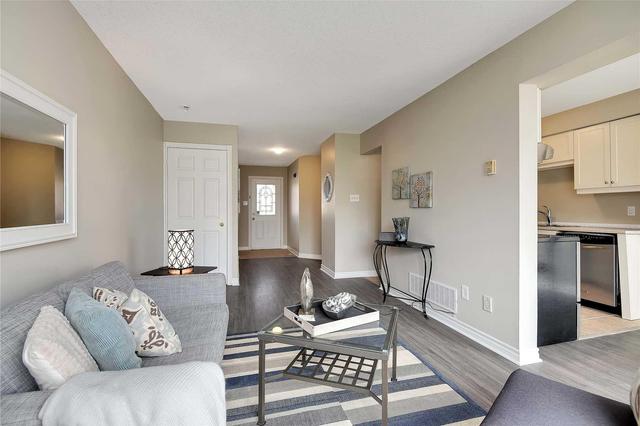 64 Michael Cres, House attached with 3 bedrooms, 2 bathrooms and 2 parking in Barrie ON | Image 4