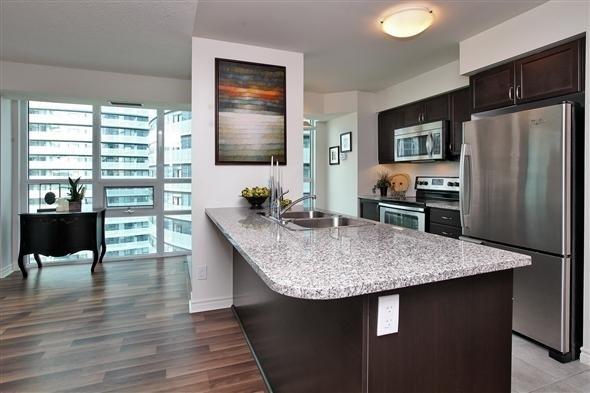2206 - 19 Grand Trunk Cres, Condo with 2 bedrooms, 2 bathrooms and 1 parking in Toronto ON | Image 8