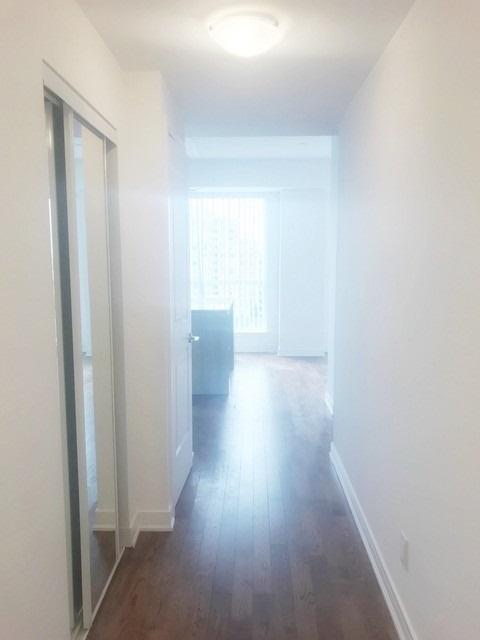 se911 - 9199 Yonge St, Condo with 1 bedrooms, 1 bathrooms and 1 parking in Richmond Hill ON | Image 2