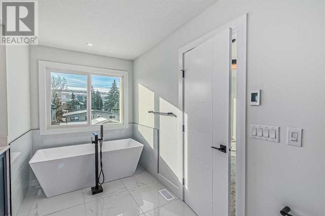 240 22 Avenue Nw, House semidetached with 4 bedrooms, 3 bathrooms and 3 parking in Calgary AB | Image 3